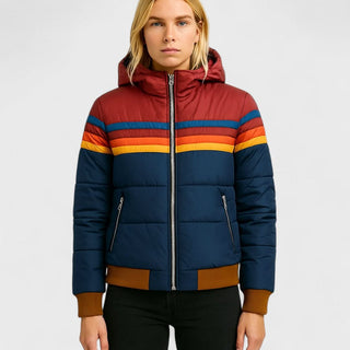 Veste imperméable matelassée à capuche, zip central, rayures multicolores, base et poignets côtelés.