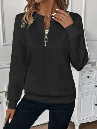 Pull noir à fermeture éclair centrale, maille texturée torsadée, col ouvert