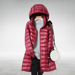 Veste en duvet ultralégère bordeaux à capuche, fermeture zippée, matelassage gonflant.