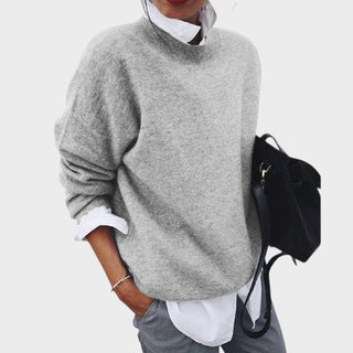Pull en cachemire gris clair, col ras du cou, manches longues, coupe ample.