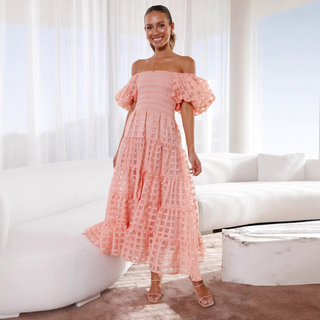 Robe courte rose pêche à épaules dénudées, manches bouffantes et jupe fluide