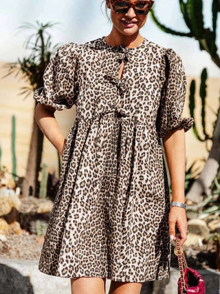 Chiara | Robe léopard pour femmes avec manches bouffantes courtes