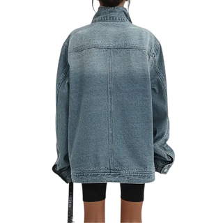 Veste en jean bleu délavé, vue dos avec coutures verticales et fermeture boutonnée.
