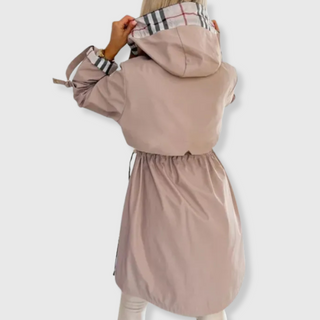 Veste imperméable capuche avec dos drapé, cordons noirs, couleur taupe