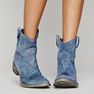 Bottes western en daim bleu clair à hauteur de cheville, tirants latéraux, talon bloc.
