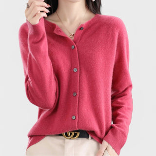 Cardigan en maille de cachemire rose fuchsia, manches longues, patte boutonnée.