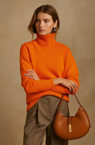 Pull femme orange en maille, col montant haut, manches longues