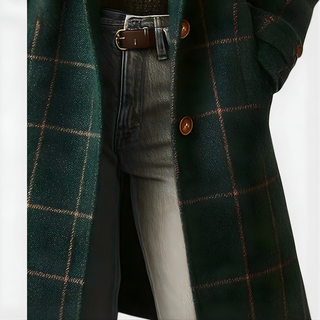 Manteau long en tweed à carreaux vert foncé, boutons visibles sur la poitrine