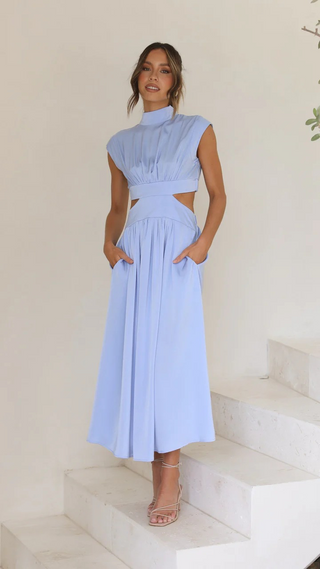 Robe maxi bleu clair à col montant, ceinture froncée, manches courtes et jupe évasée.