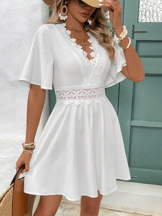 Robe d'été boho blanche avec dentelle et volants – Décolleté en V & coupe ample | Zendoo