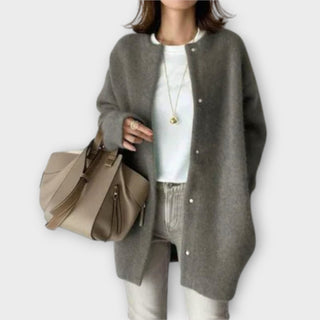 Veste ample en tissu gris, col rond, boutons pression sur le devant.
