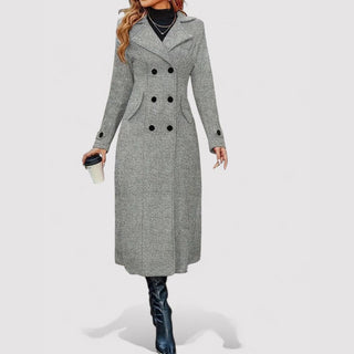 Manteau long gris cintré, rangée de gros boutons, col tailleur et manches longues