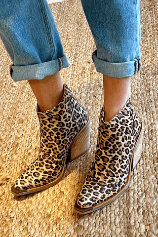 Bottes cheville imprimé panthère marron, talon bloc en bois, portées avec jean.