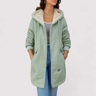 Veste polaire verte à capuche, zip devant et poches plaquées, col doublé clair.