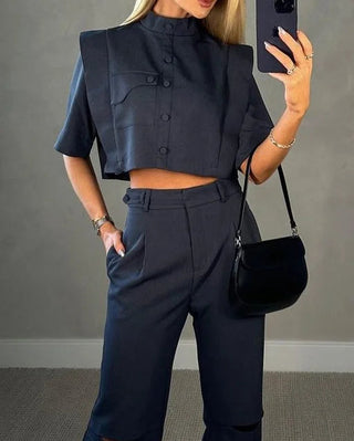 Ensemble haut court boutonné marine avec pantalon taille haute, ceinture à pinces et poches