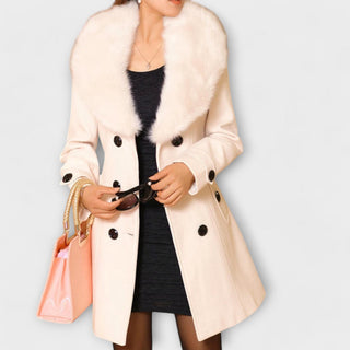 Manteau d’hiver beige clair avec col fourrure, boutons ronds noirs et patte décorative