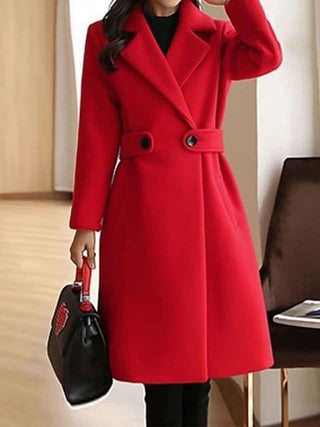 Manteau en laine Sienna rouge, col à revers, ceinture et boutons.