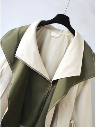 Veste bicolore vert olive et crème, capuche et fermeture zippée sous patte.