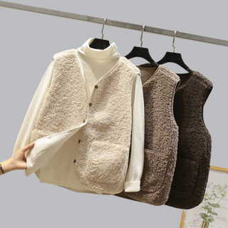 Gilets sans manches en fausse peau beige et bruns, col montant, poches plaquées