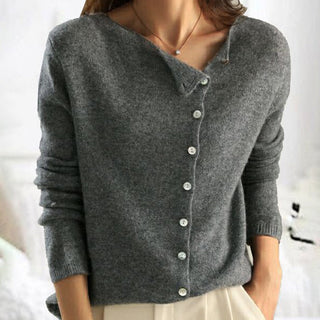 Blouse Vera en tricot gris, encolure en V et boutons à l’avant, manches longues.