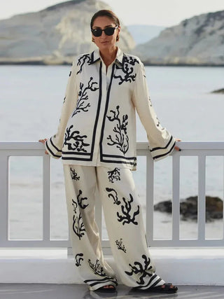 Ensemble chemise et pantalon blancs crème à motifs corail noirs, ourlets et bas rayés
