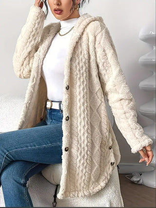 Cardigan à capuche en tissu bouclé beige, fermeture boutonnée, manches longues.
