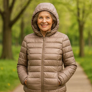 Veste légère à capuche matelassée taupe avec zip, poches latérales, coupe droite