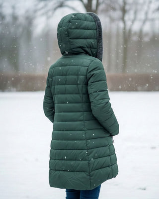 Veste matelassée vert foncé vue de dos, capuche polaire grise