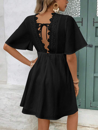 Robe d'été boho blanche avec dentelle et volants – Décolleté en V & coupe ample | Zendoo