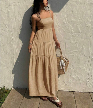 Robe maxi beige à bretelles fines, smocks à la taille, jupe à volants superposés