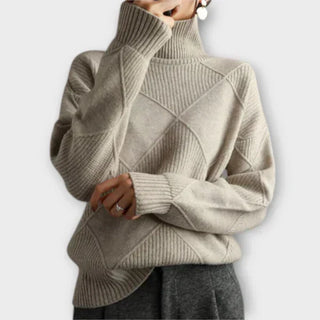 Pull à col haut confortable en maille côtelée gris clair, motif losanges croisés