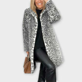 Manteau léopard gris à capuche, manches longues, fermeture boutonnée.