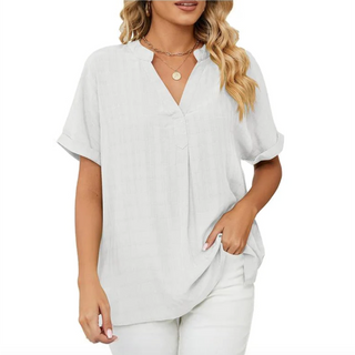 Blouse Ruby Fresh blanc cassé à col V, manches courtes, coupe ample en tissu léger.