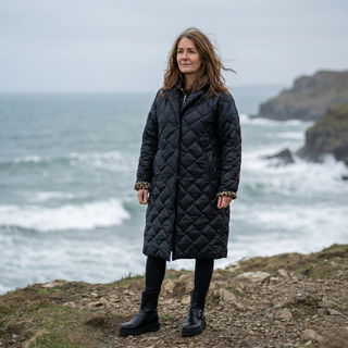 Manteau long matelassé Briar™ noir, col montant et fermeture boutonnée, coupe longue