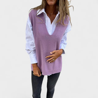 Gilet en maille violet sans manches, encolure en V, bord côtelé au bas.