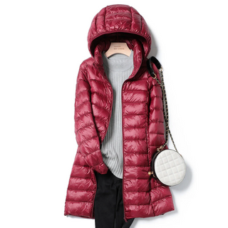 Veste longue duvet bordeaux à capuche, zip central, matelassage