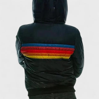 Veste imperméable matelassée noire au dos, rayures horizontales rouge, jaune et bleues.
