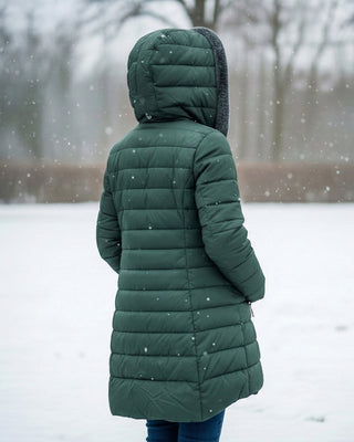 Manteau d’hiver matelassé vert foncé vue de dos, capuche et coutures à boudins