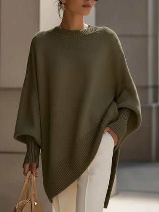 Poncho femme oversize vert olive en maille, encolure ronde et bord côtelé