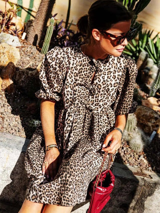 Chiara | Robe léopard pour femmes avec manches bouffantes courtes
