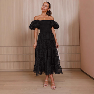 Robe courte noire à épaules dénudées, manches bouffantes et jupe à étages transparent