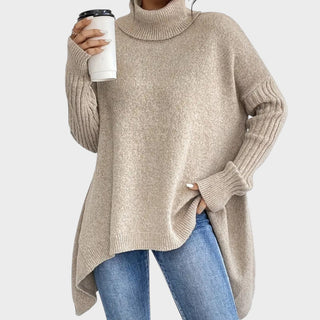 Pull à col montant beige en maille, col côtelé, poignets côtelés, ourlet asymétrique.
