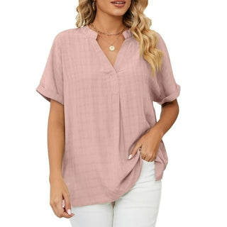 Blouse Ruby Fresh rose à col V, manches courtes, coupe ample en tissu léger.