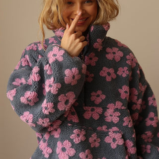 Pull quart de zip en polaire noir à fleurs rose fuchsia, zip au niveau du buste.