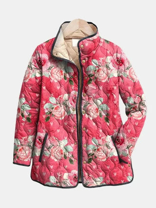 Veste matelassée rose à fleurs, fermeture boutonnée, col beige, poches latérales.