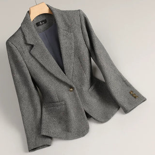 Blazer Premium gris, motif chevrons, col cranté, boutonnage à un bouton, poignets boutonnés.