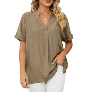 Blouse Ruby Fresh kaki à col V, manches courtes, coupe ample en tissu léger.