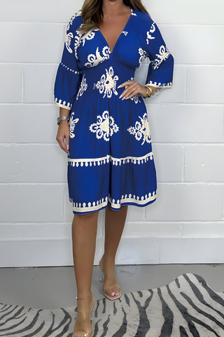 Robe élégante avec motif et décolleté en V – parfaite pour toute occasion