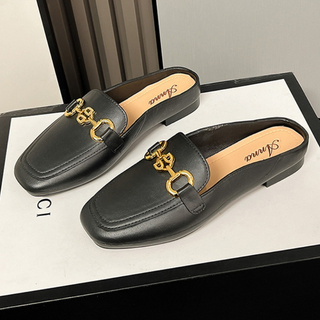 Sandales orthopédiques Alexandra™ noires, détail de chaîne dorée sur le dessus