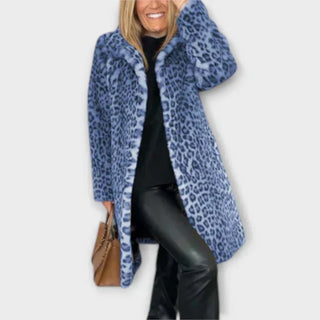 Manteau léopard bleu à capuche, manches longues, fermeture boutonnée.